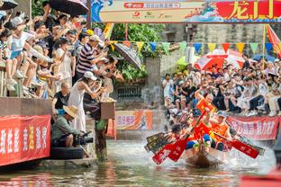 为SGA助威！维尼修斯现场观战雷霆vs快船NBA比赛